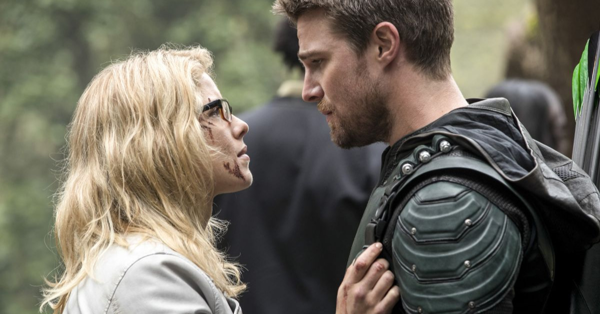 Scoop Confirmed: Stephen Amell's Arrow Returns In The Flash's Last Season
